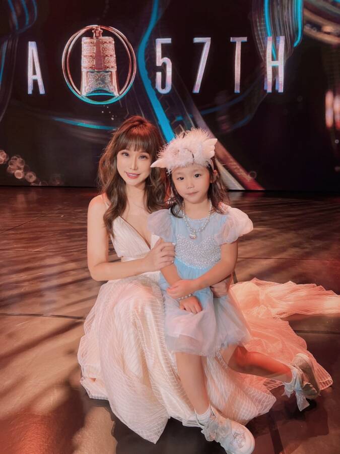 Jenny Yu珍妮游斜槓多重身份，今年榮獲第57屆廣播金鐘獎最佳新創獎，特別帶女兒一同出席盛會。（圖／Jenny Yu珍妮游提供）