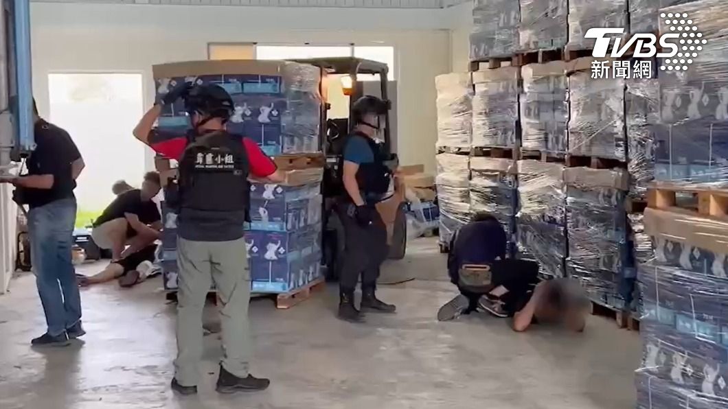 警方循線查獲夾藏毒品的貨櫃,逮捕負責販運的成員。(圖/TVBS)