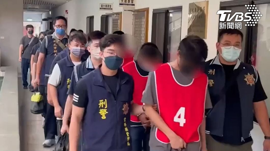 警方搗破販毒集團,逮捕13人。(圖/TVBS)