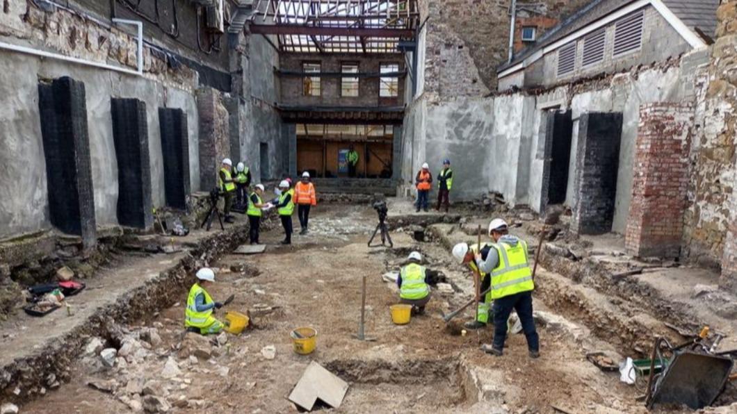 英國廢棄百貨改建酒吧 施工過程中驚見300具人骨