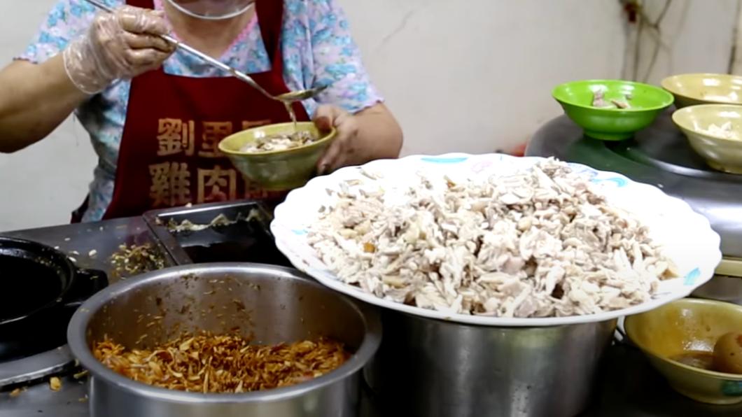 劉里長火雞肉飯每到吃飯時間總是大排長龍。(圖/翻攝自蔡阿嘎YouTube)