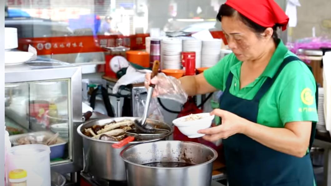 東門火雞肉飯加上黑胡椒是饕客最愛。(圖/翻攝自蔡阿嘎YouTube)