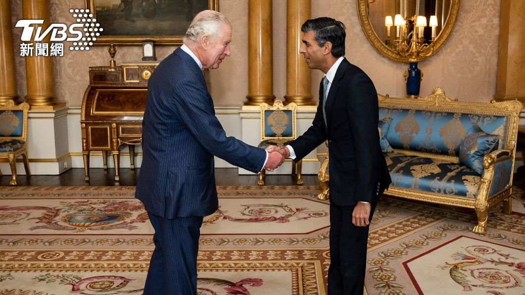 獲選英國保守黨黨魁的蘇納克(Rishi Sunak),25日正式由英王查理三世(Charles III)任命為第57任英國首相。(圖/達志影像美聯社)