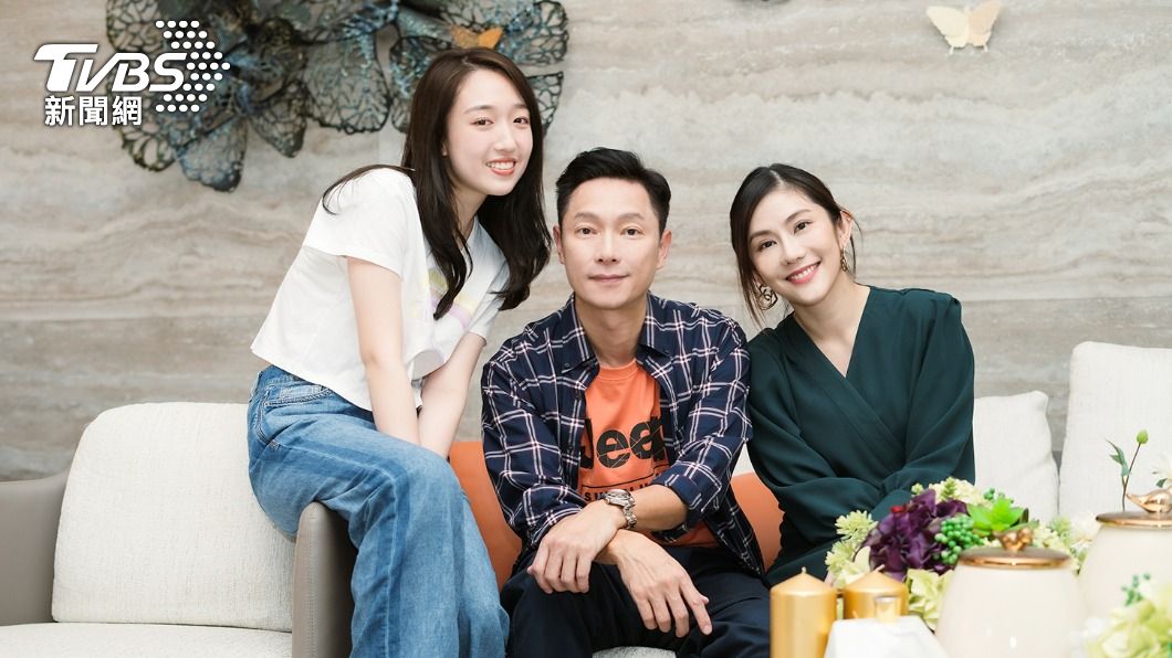 劇中謝祖武與女兒王敏淳(左)、前妻王宇婕團聚。(圖/TVBS)