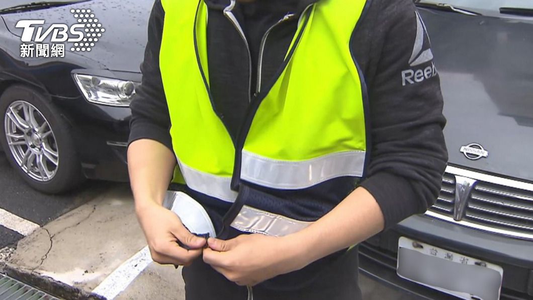 未來新車都將配備反光背心。(示意圖/TVBS資料畫面)