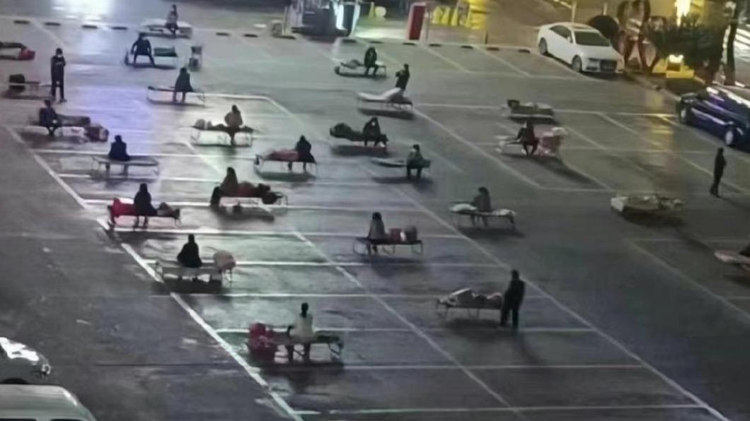 網傳蘭州人在露天停車場隔離(圖/微博)