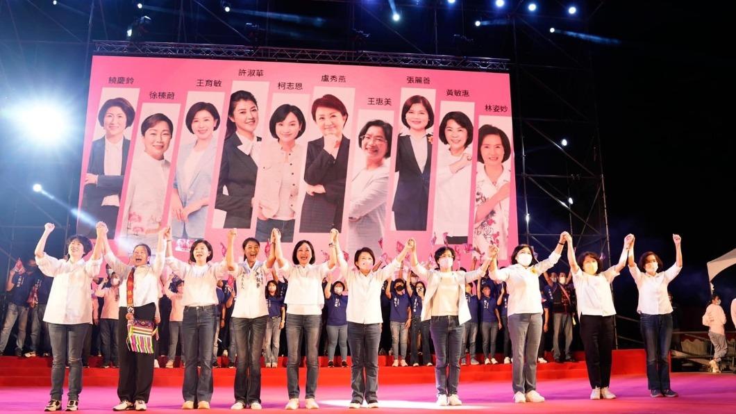 台中市長盧秀燕在此次大選中串聯女力，攜手10位女性縣市長合造勢。（圖／盧秀燕臉書）