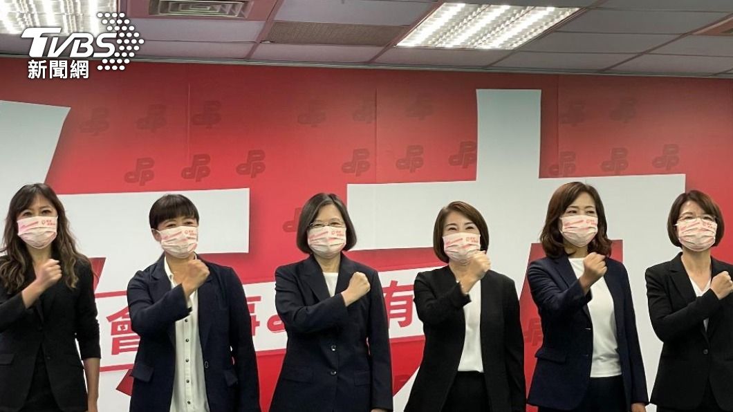 民進黨9月舉行「女力會做事」 形象影片公布記者會，蔡英文率5位女候選人亮相。（圖／TVBS） 