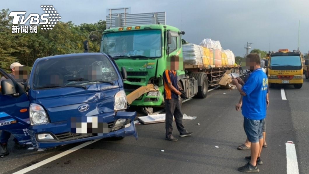 中山高變骨牌!聯結車衝進車流 5車連撞3人傷