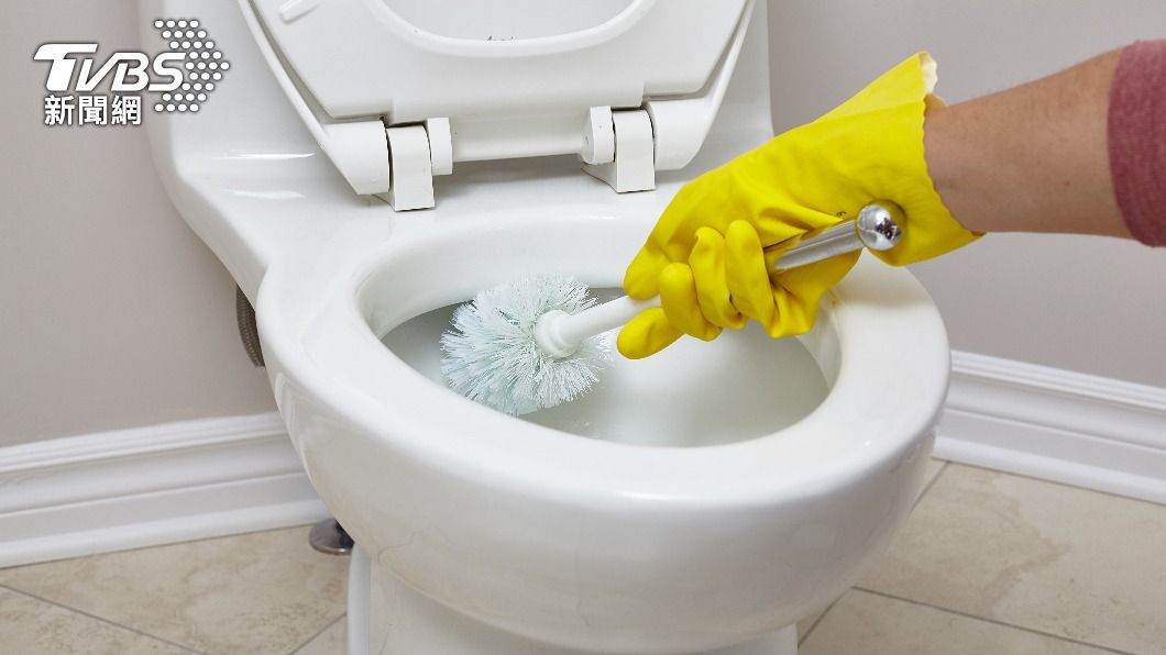 網友好奇，除馬桶尿垢能用什麼產品。（示意圖／shutterstock 達志影像）