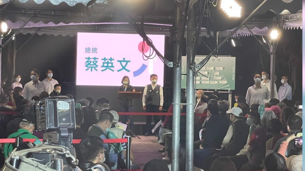 蔡英文首度合體陳時中廟口開講 廟埕擠爆破千支持者