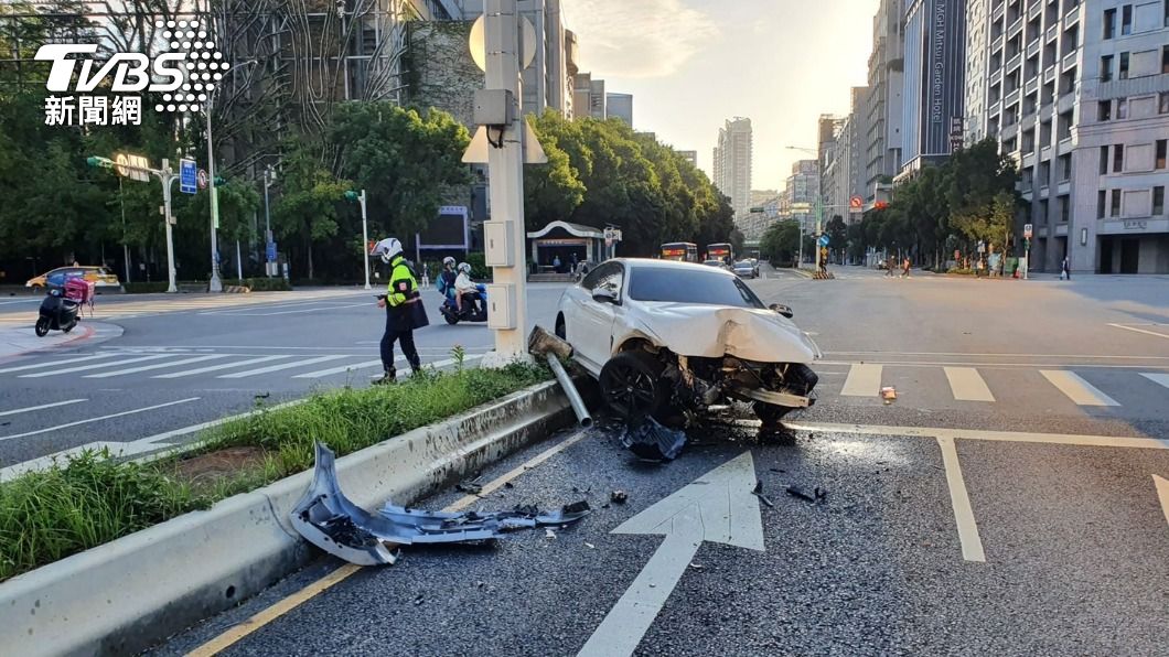 百萬BMW跑車自撞分隔島!車上男女被救出 竟然溜了
