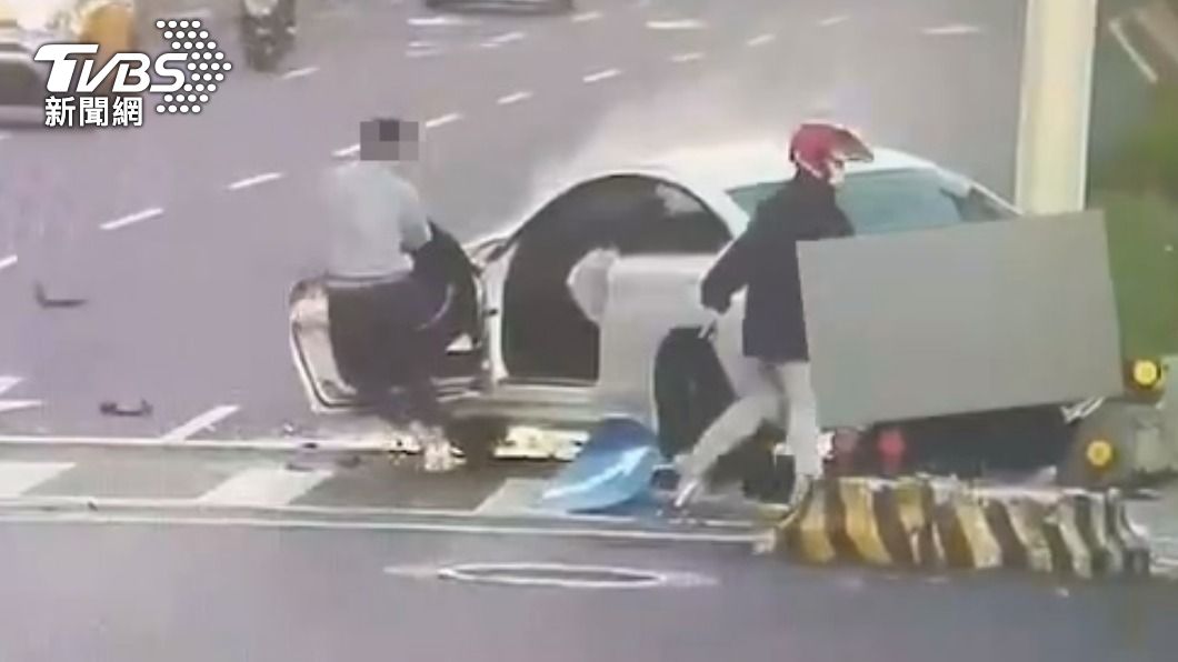 灰衣服男駕駛自己下車。(圖/TVBS)