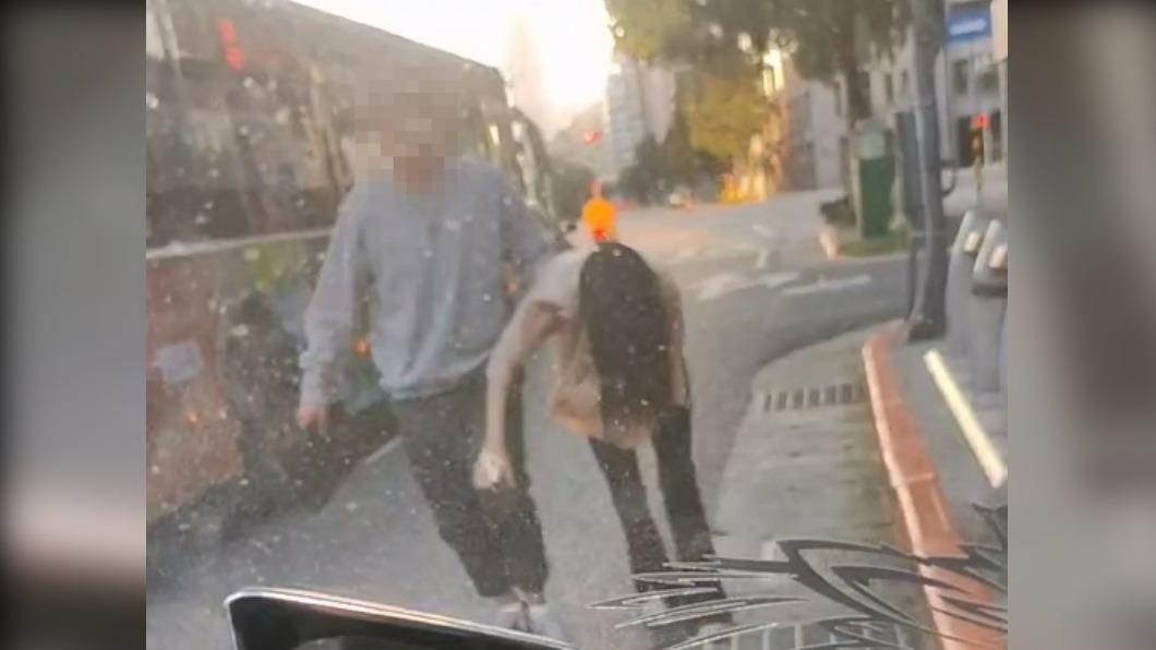車上男女被民眾目擊逃離現場。(圖/翻攝記者爆料網)