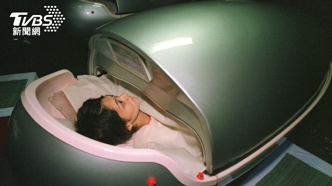 累到不想洗澡!懶人用「人體洗澡機」搭AI放音樂、香氛