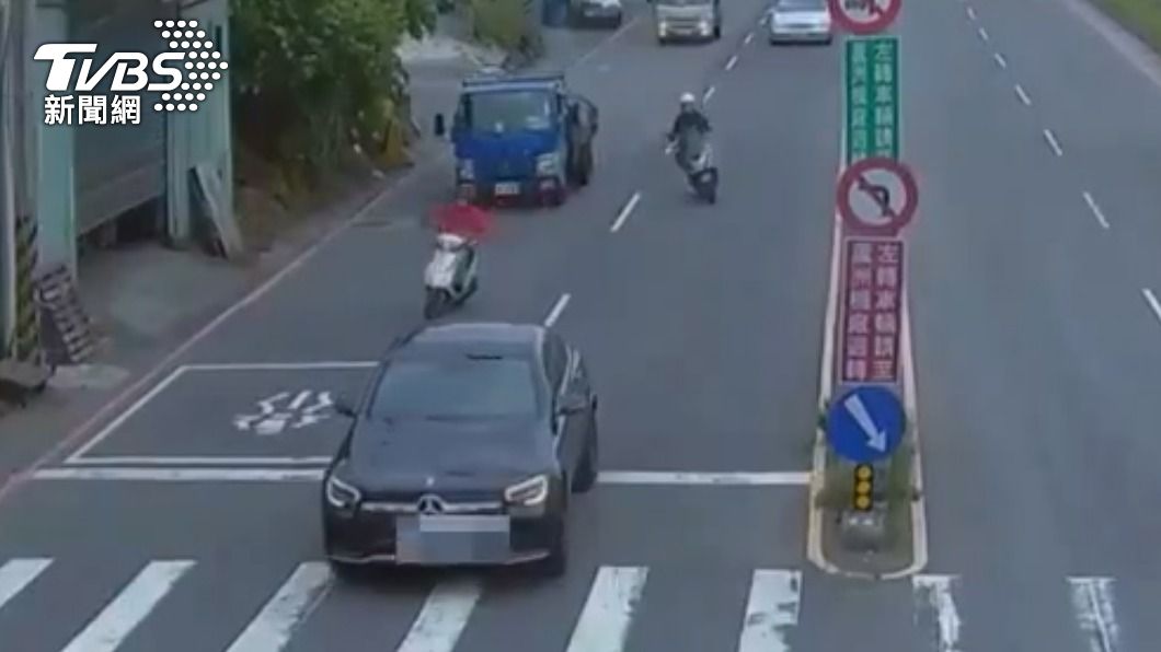 騎士變換車道失控撞車。(圖/TVBS)