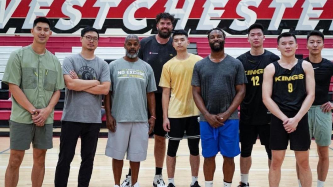 新北國王隊4名球員7月底赴美移地訓練,接受擁有13年NBA資歷的加州傳奇球星戴維斯(Baron Davis)指導。(圖/翻攝自IG newtaipeikings)