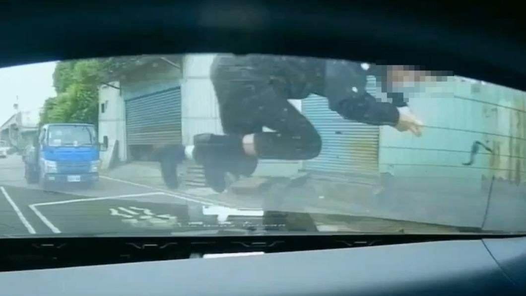 男騎士整個噴飛。(圖/Facebook重機車友 ❘ 各區路況天氣、資訊分享中心)