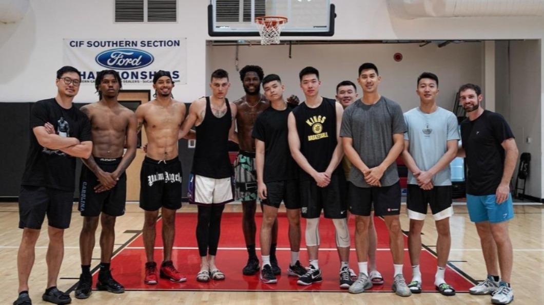 國王球員接受知名訓練師漢倫(Drew Hanlen)指導,觀看熱火後衛赫洛(Tyller Herro)的個人訓練過程。(圖/翻攝自IG newtaipeikings)
