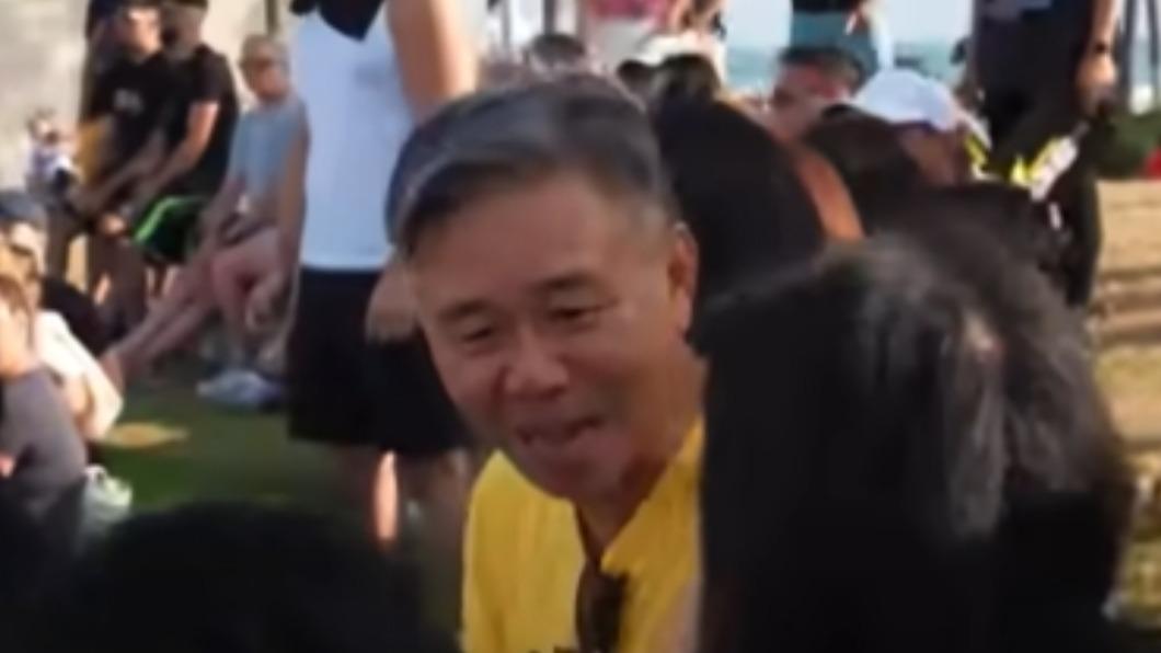 熱愛籃球的國王隊董事長王文祥,身穿代表禁衛軍的黃色球衣,親臨場邊替球隊加油打氣。(翻攝自Youtube New Taipei Kings )