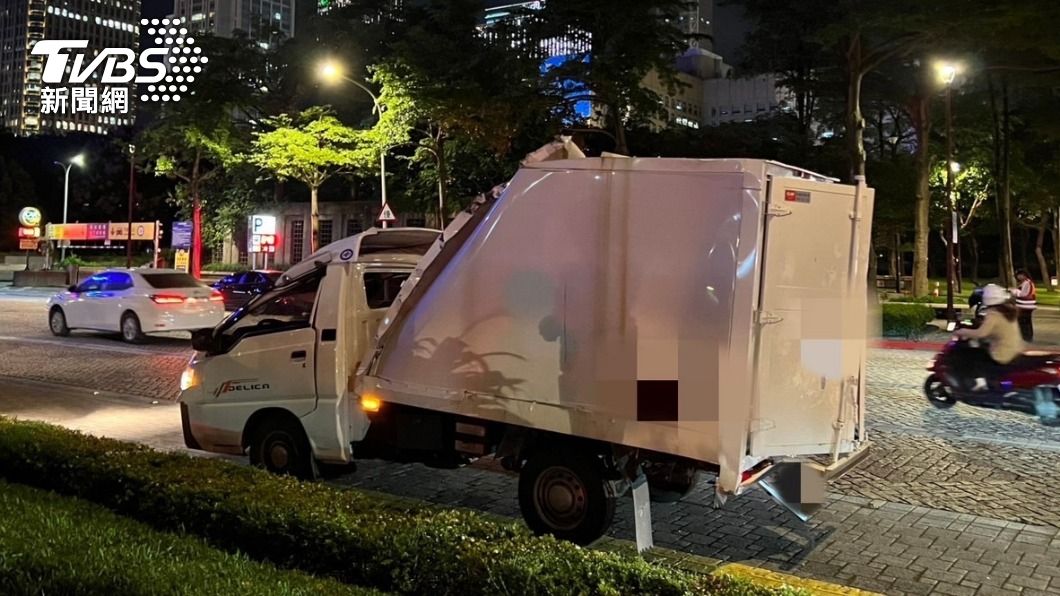 真的過不去!小貨車卡地下道 車頂猛撞「貓」了45度