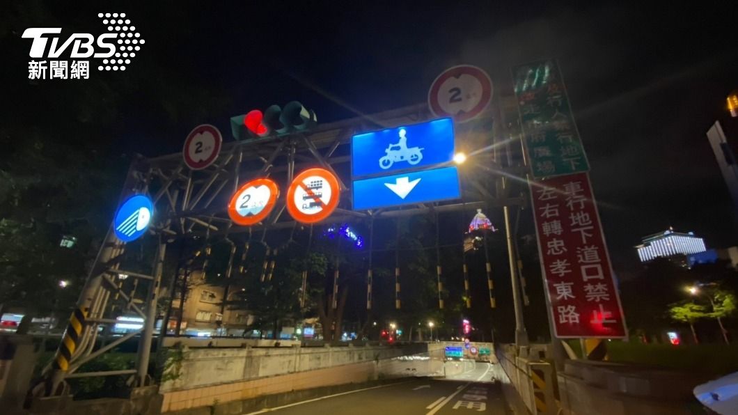 基隆路地下道限高2米。（圖／TVBS）