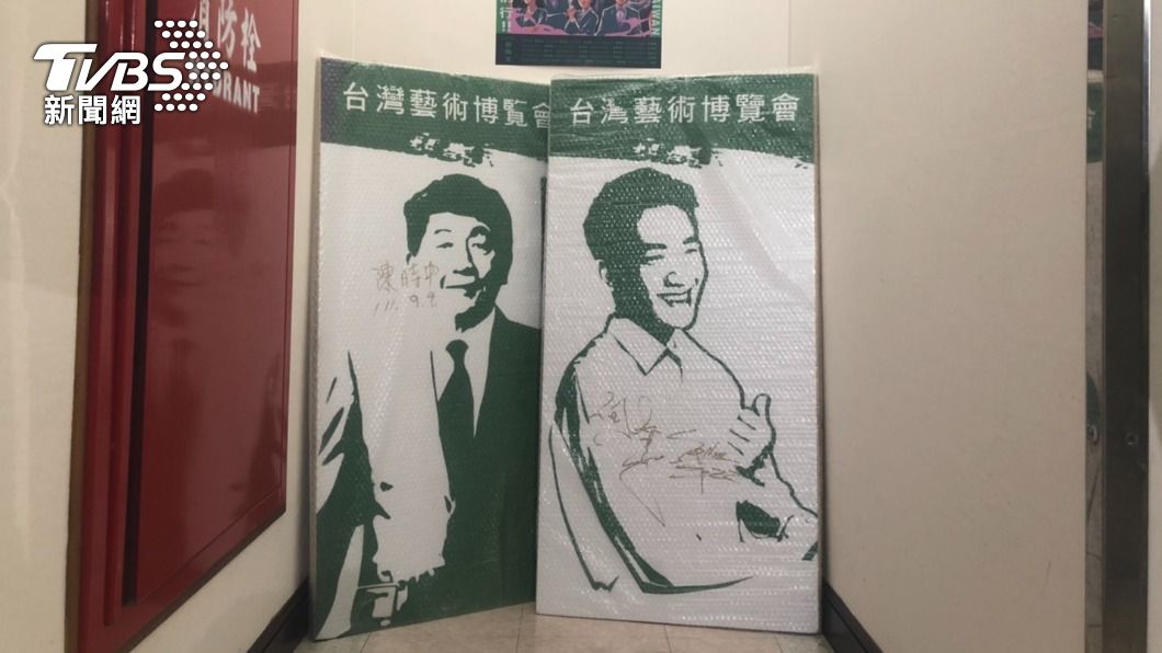陳時中與何志偉的畫作，傳出被何志偉棄置回收區，現放在立法院一角落。（圖／吳紹瑜攝）
