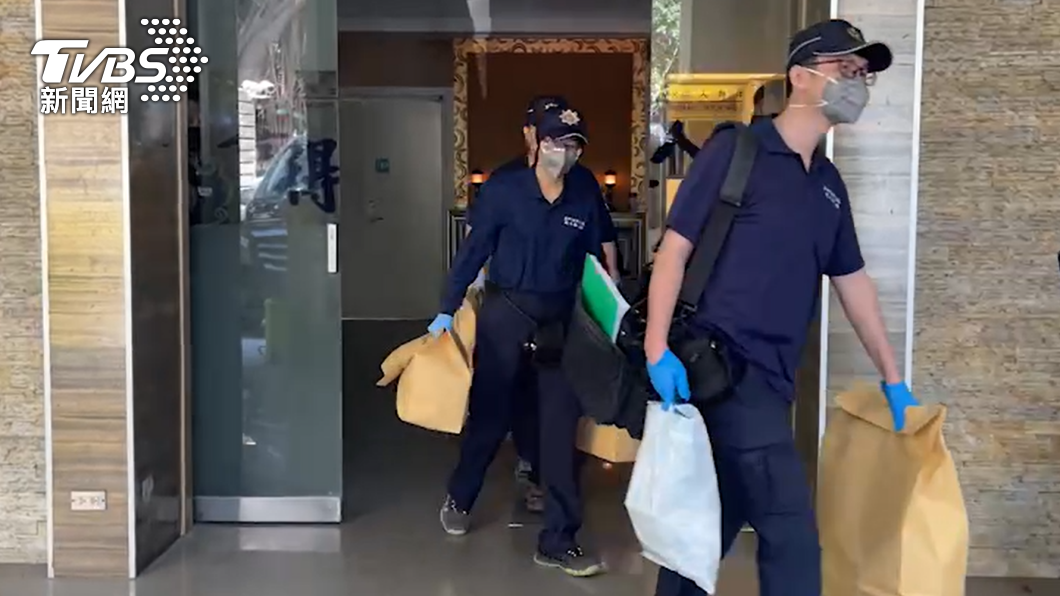 警方提著七大袋牛皮紙袋走出來。(圖/TVBS)