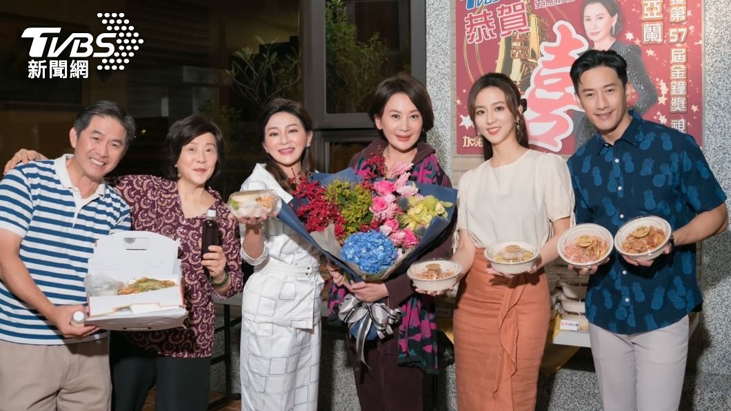 《加油喜事》演員群笑稱要狂吸陳亞蘭喜氣，左起洪都拉斯、劉秀雯、王彩樺、陳亞蘭、周曉涵、周孝安。（圖／TVBS）