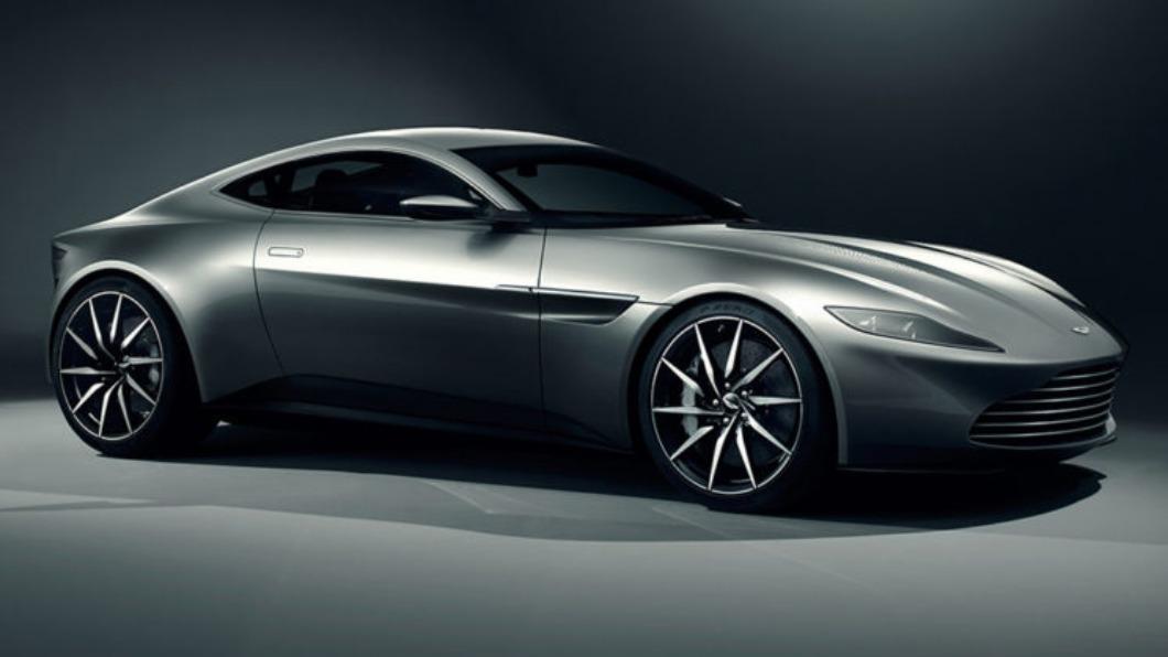007電影Spectre中的馬汀DB10超帥,但與Jaguar C-X75的經典追逐中最終還是墜河撞毀。(圖/翻攝自Aston Martin)