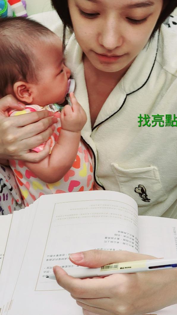 黃子佼日前曬出孟耿如抱玉米的亮點照。(圖/翻攝自黃子佼臉書)