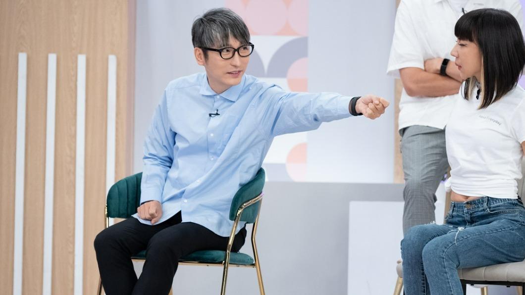 牛爾老師「一頭白髮」真實樣貌曝! 自爆做聲帶手術:狀況更糟