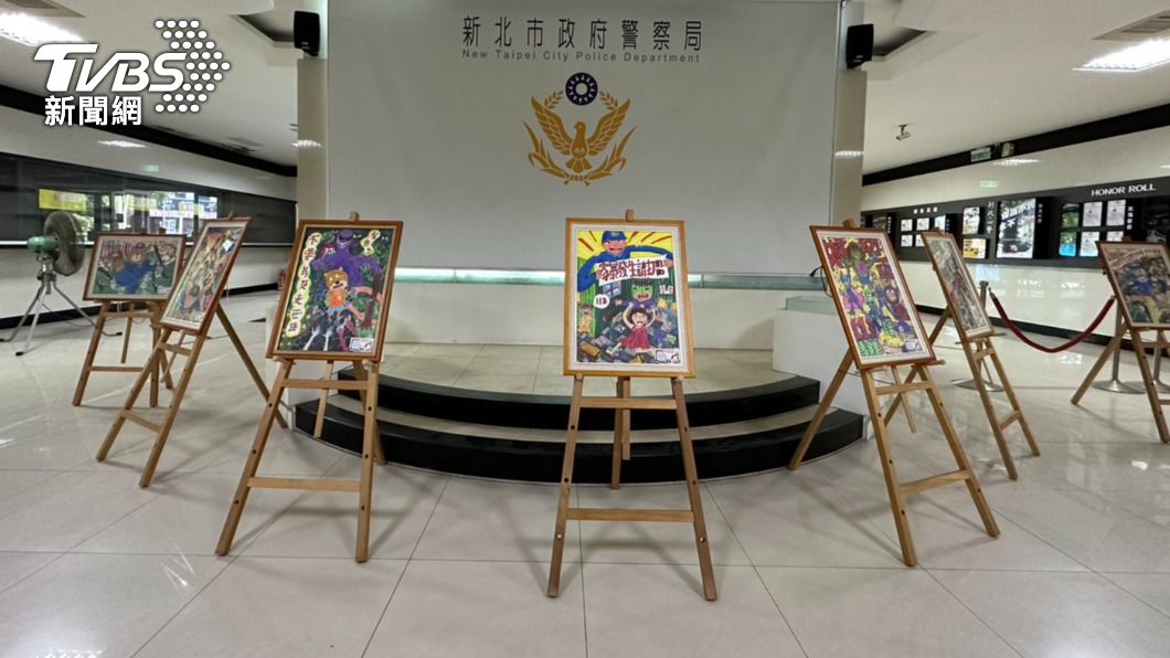 這些得獎海報創作將展示在新北市警察局。（圖／TVBS）