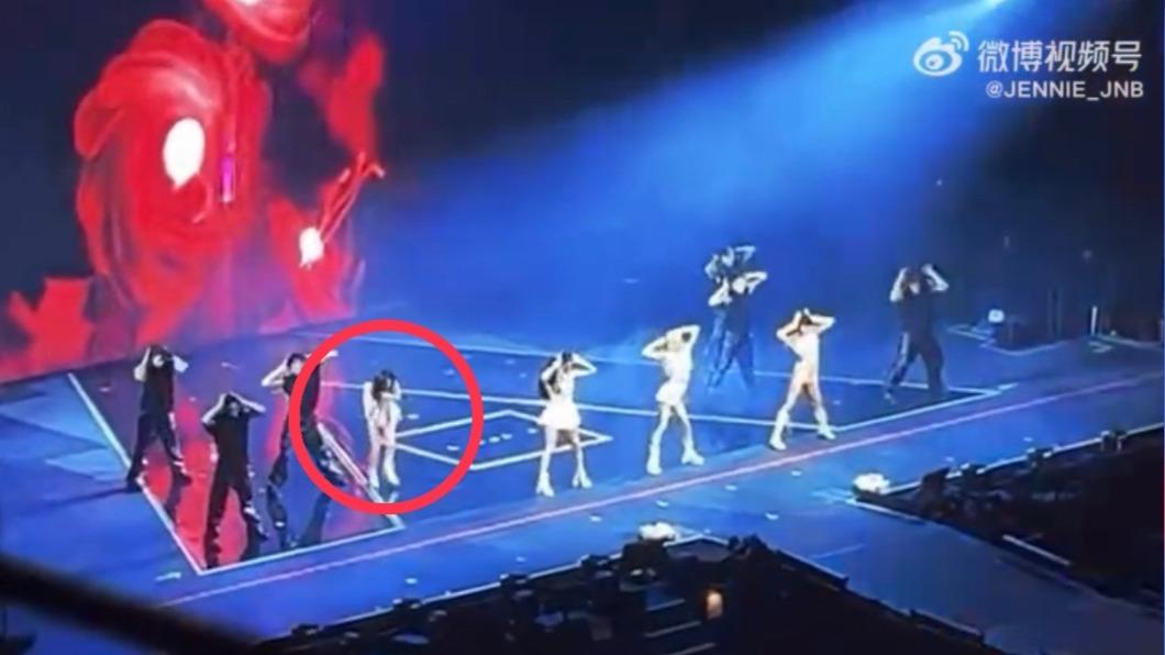 Jennie耳機出問題痛苦蹲下。(圖/翻攝自JENNIE_JNB微博)