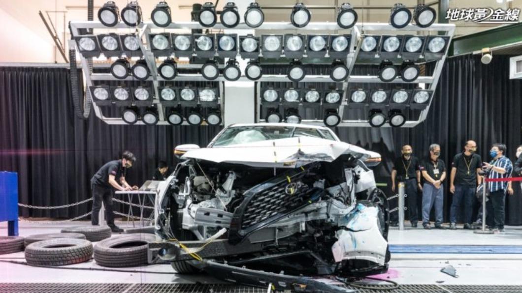 此次進行的為時速64公里、車寬40%的前方偏置撞擊測試。（圖／地球黃金線）