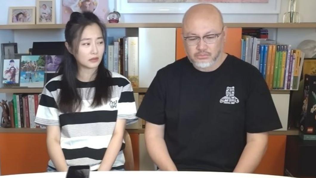夫妻倆談到女兒住院，忍不住在鏡頭前落淚。（圖／翻攝自YouTube 趙小僑女人說）