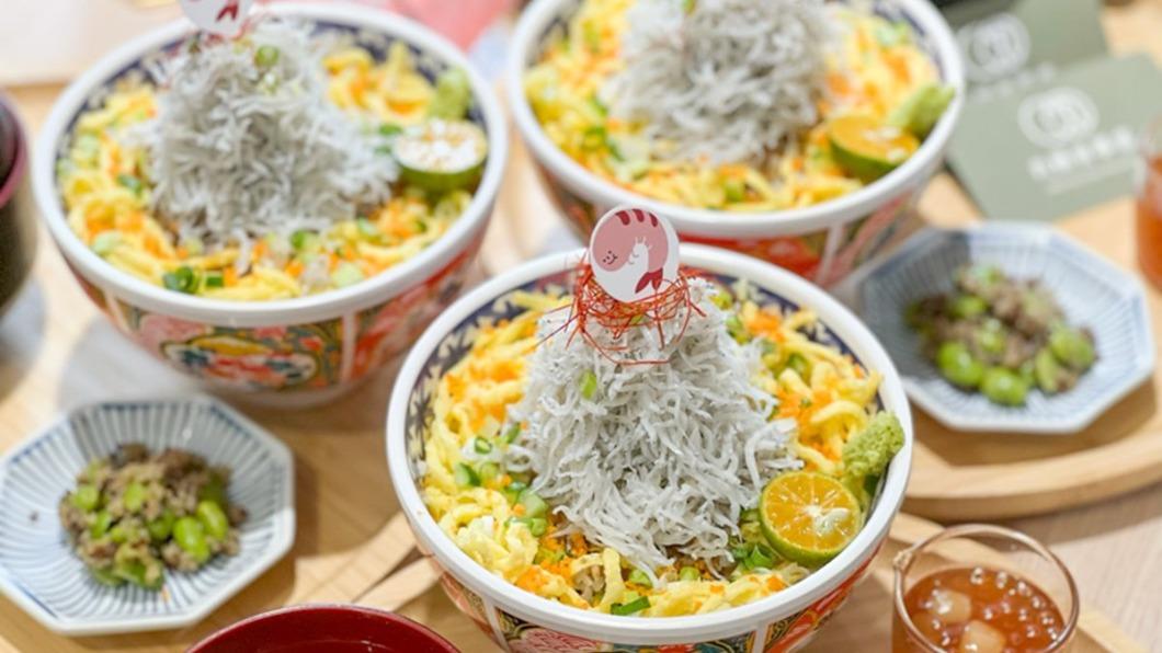 每碗「吻仔魚鮭貝丼 」均附上1份鮭貝醬，可以照喜好來淋。（圖／翻攝自花露露の花花世界）