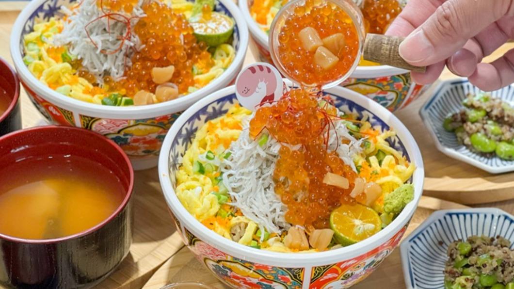 整碗丼飯有滿滿上百隻吻仔魚＋鮭魚卵。（圖／翻攝自花露露の花花世界）