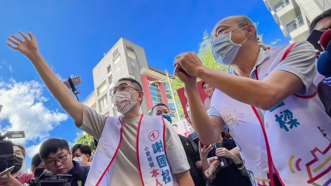 韓國瑜陪謝國樑掃街。(圖/翻攝自謝國樑臉書)