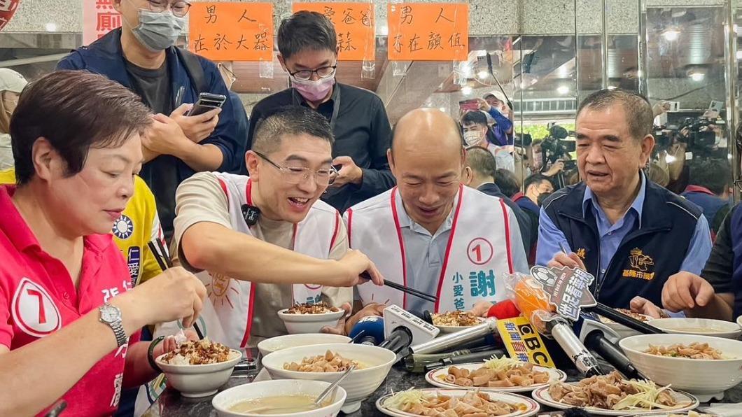 韓國瑜和謝國樑品嘗在地美食。(圖/翻攝自謝國樑臉書)