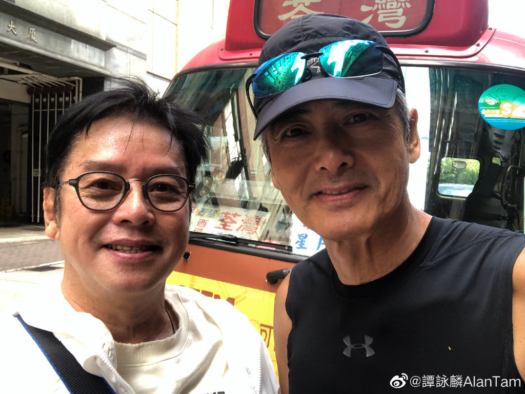 譚詠麟分享日前在街頭巧遇周潤發並留下合影。(圖/翻攝自微博)