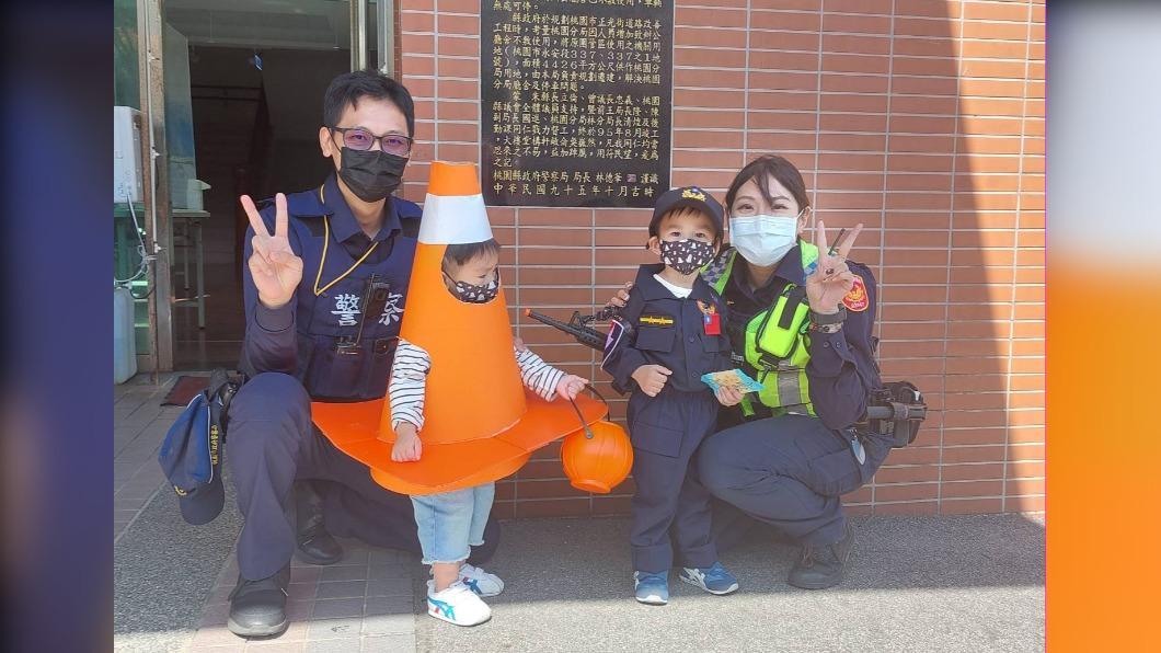 小朋友萬聖節造型跟警察合照(圖/警方提供)