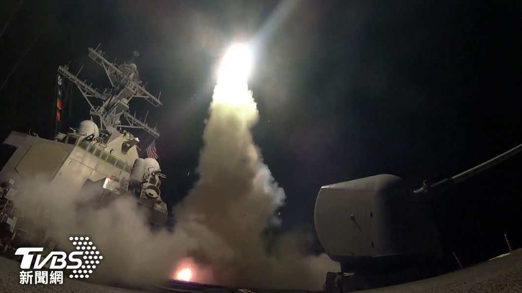 從美軍波特號驅逐艦發射戰斧飛彈攻擊敘利亞。(圖/達志影像美聯社)