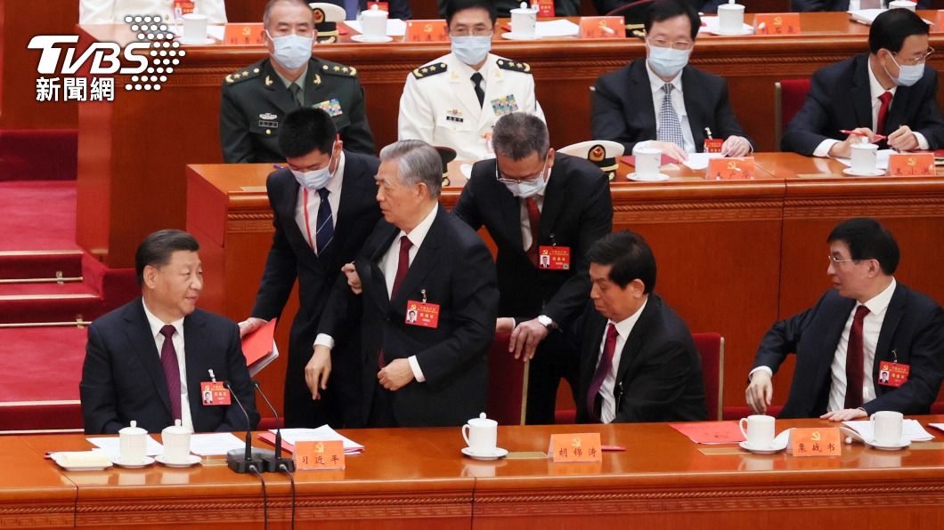胡錦濤「被離場」一幕震驚國際。（圖／達志影像美聯社）