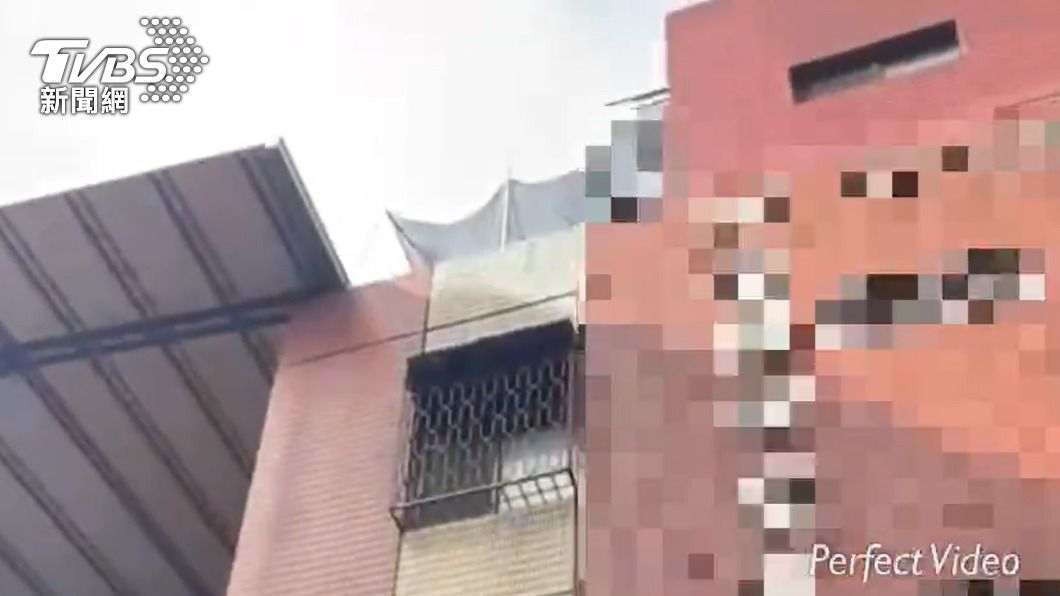 蘇男在粉刷牆壁時疑似失足墜樓，圖為公寓外觀。（圖／TVBS）
