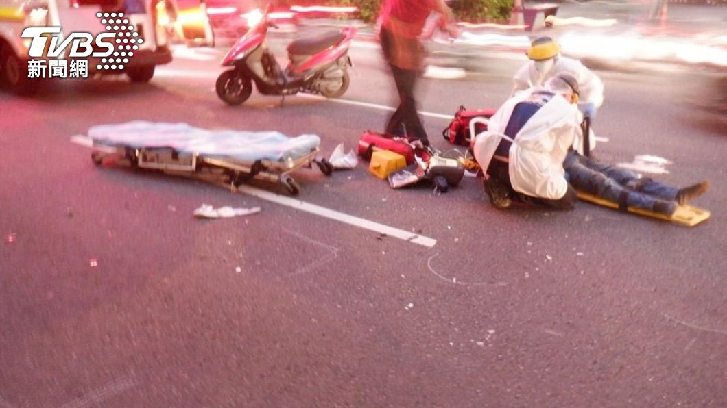 變換車道疑未注意前車狀況 騎士追撞休旅車傷重慘死