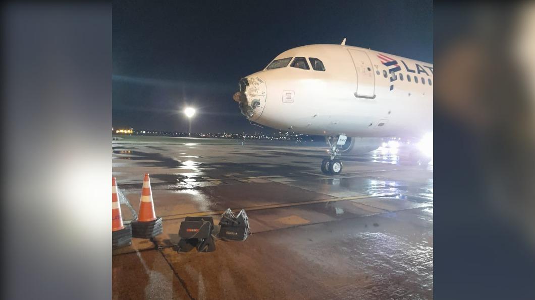 智利客機飛行中嚴重受損迫降 機長室擋風玻璃都裂了