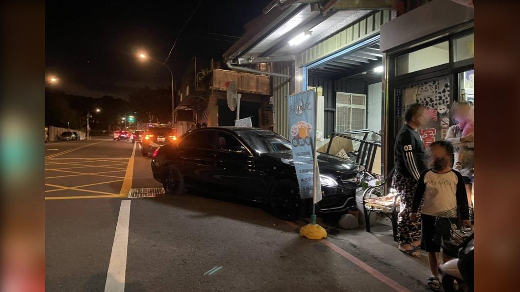 酒駕失控撞民宅落跑 躲牆縫還是被揪出