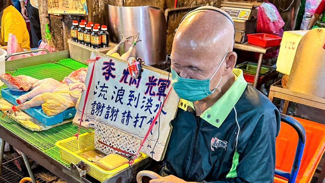 楊元慶掏光百元鈔打賞李炳輝。（圖／翻攝自楊元慶 無法取代的溜溜球臉書）