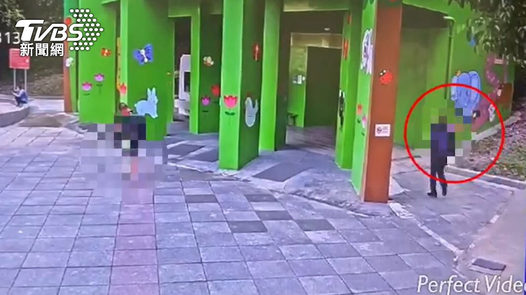 監視器拍下企圖偷窺的賴男進入友善廁所。(圖/TVBS)